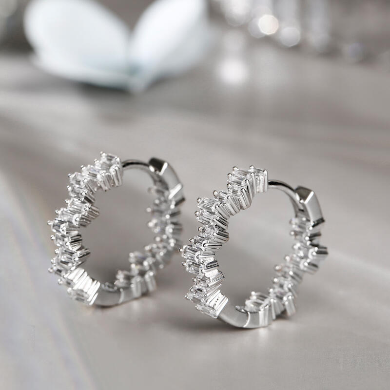 Jeulia Pendientes aro de plata de ley con corte esmeralda de forma irregular