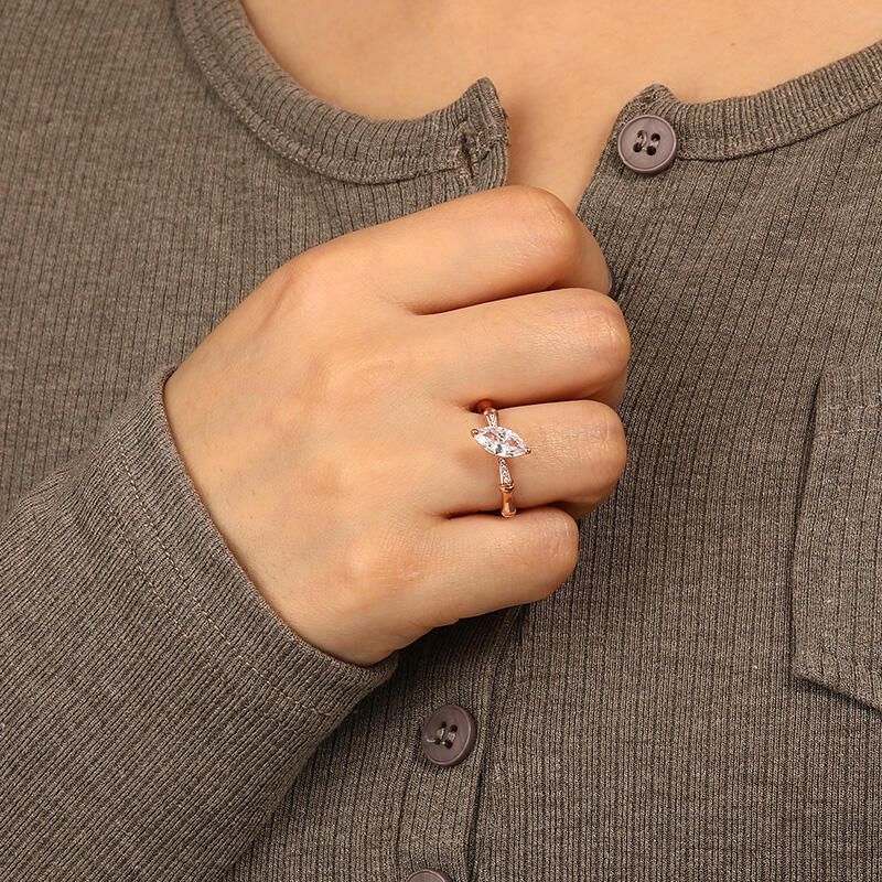 "Tugend der Liebe" Marquise-Schliff Verlobungsring mit Nebensteinen