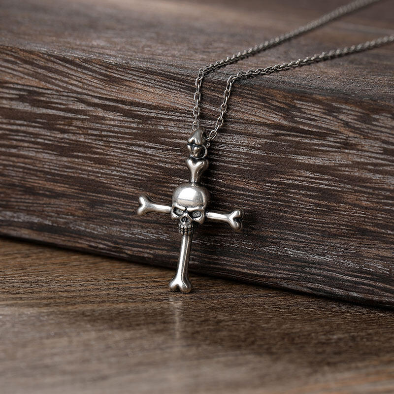 Jeulia Colar de prata esterlina com caveira e ossos cruzados