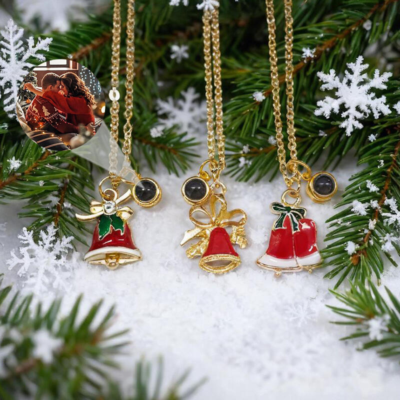 Personlig julklocka med projektionsbildhalsband som julklapp till flickor