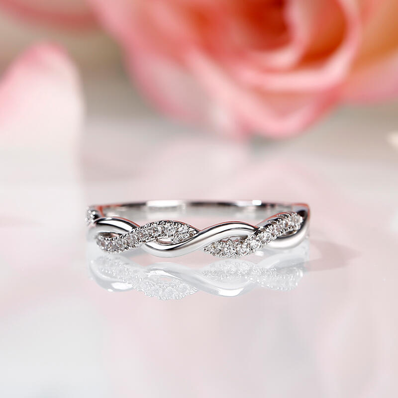 Jeulia Twist Round Cut Sterling Silver Band