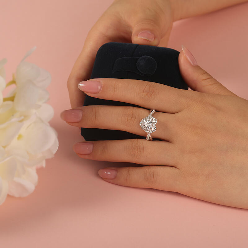 Jeulia Anillo de Compromiso Personalizado Halo con Diseño de Torsión y Corazón en Plata Esterlina