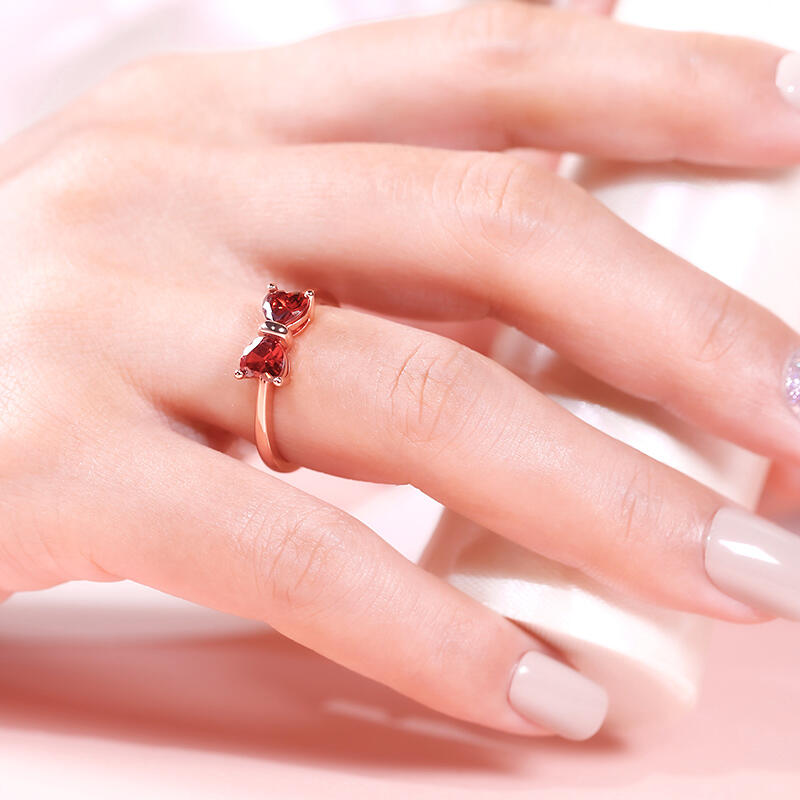 Jeulia Anillo de plata de ley con corte de corazón y lazo rojo