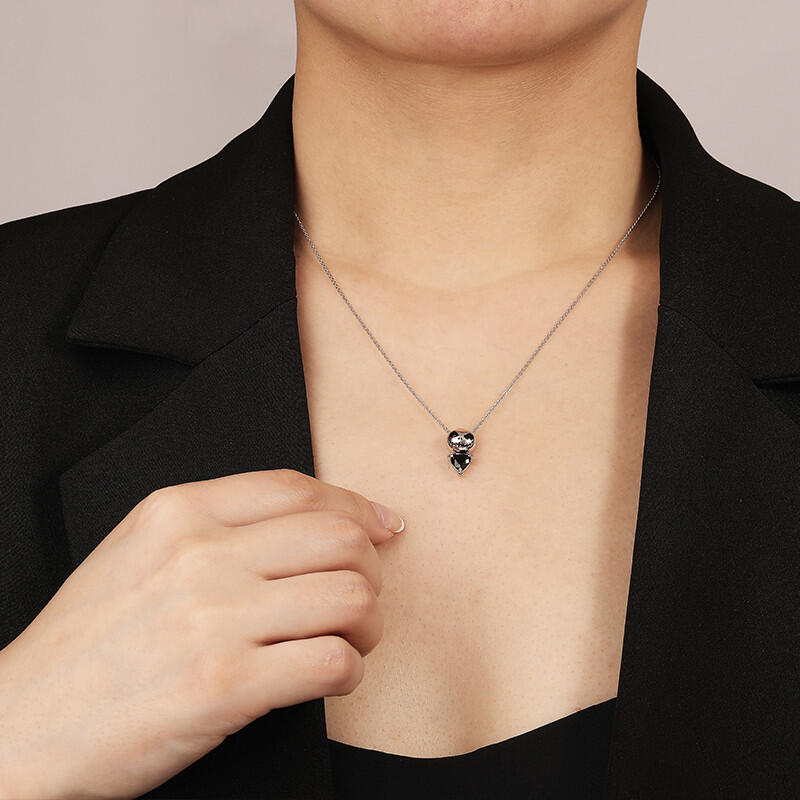 "Umarmung des Skeletts" Herzschliff Totenkopf Halskette