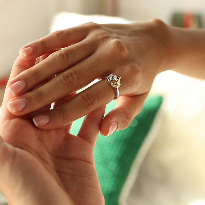 Jeulia Hug Me "Bear Holding Honey Pot" Round Cut Sterling Silver Ring