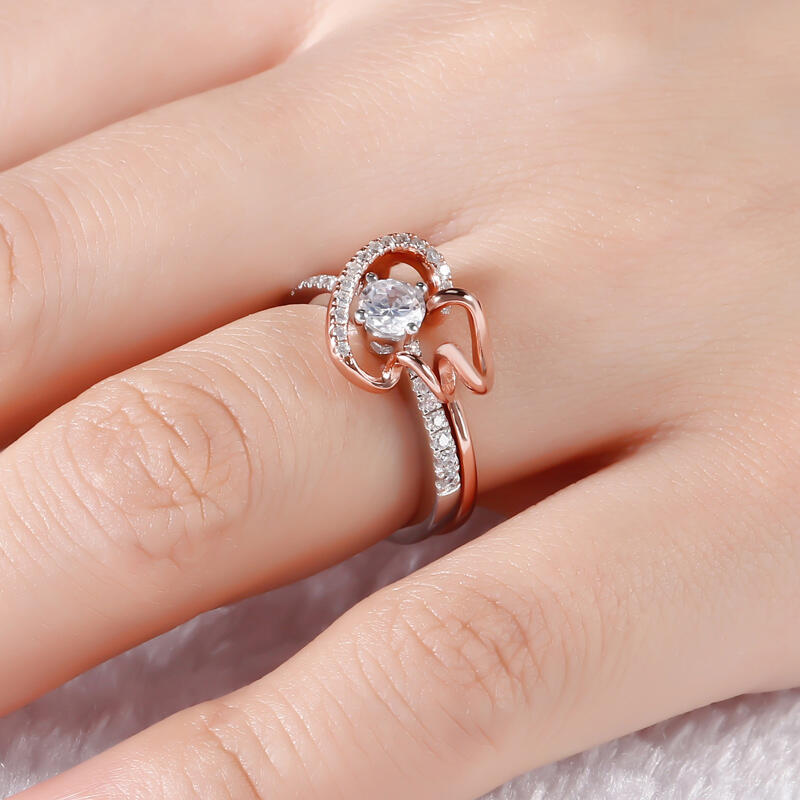 Jeulia Conjunto De Anillos Entrelazados Con Dos Tonos De Talla Redonda En Plata De Ley