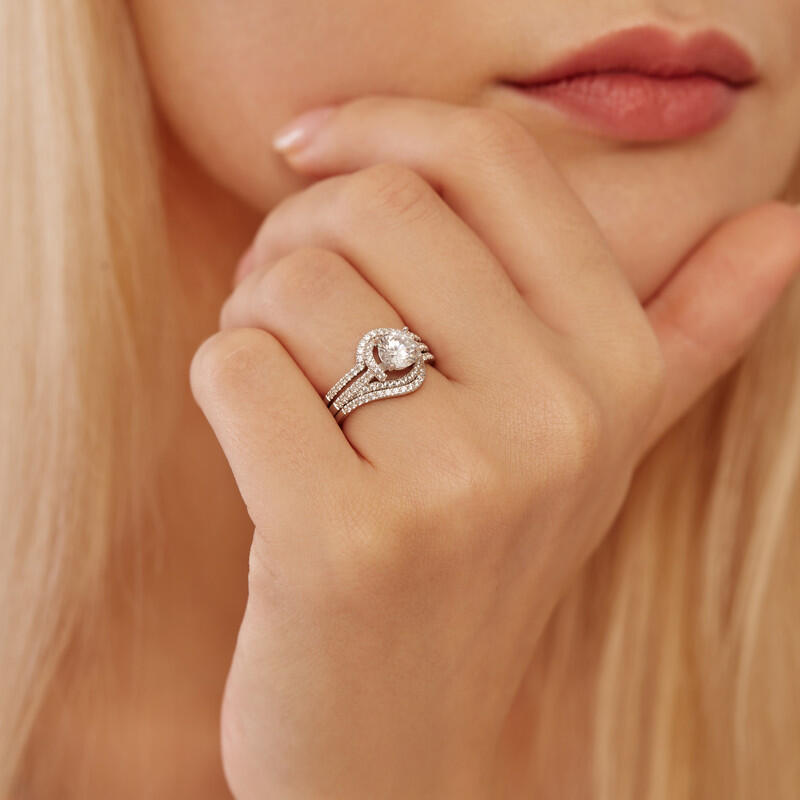 "Incomparable Happiness" Round Cut 3pcs Bridal Set