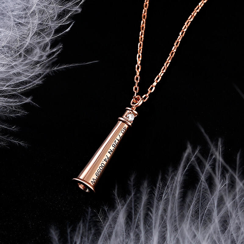 Jeulia "Luz de guía" Collar de plata esterlina personalizado de corte redondo con diseño de faro