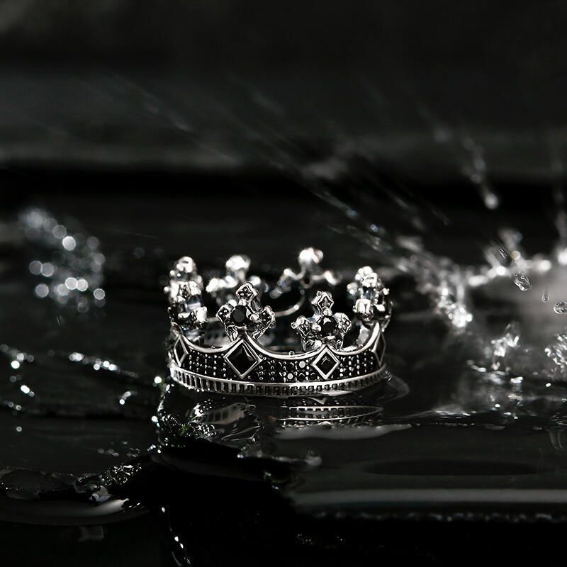 Jeulia Srebrny damski pierścionek z czarną koroną "Bądź moją królową"
