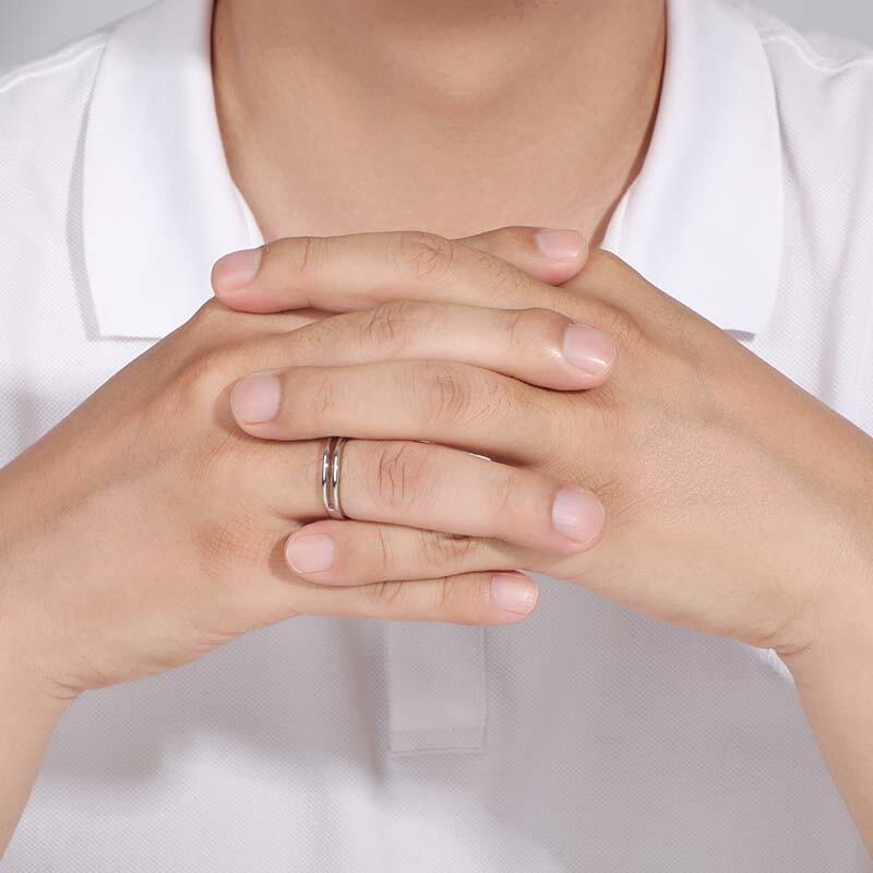 "Sanfte Berührung" geschwungener Herren-Ehering