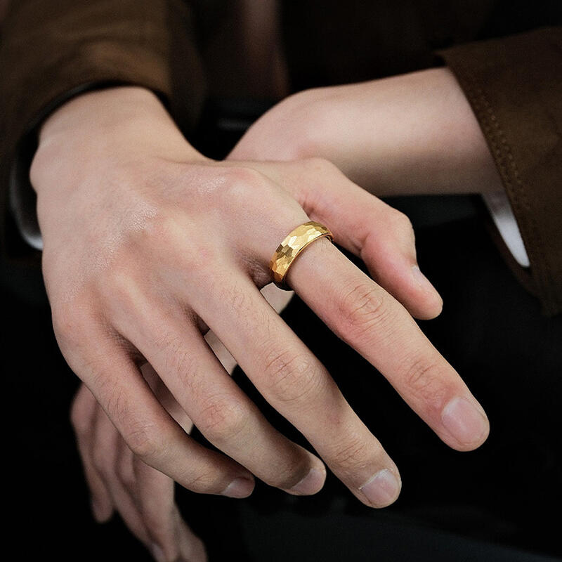 "Sonnenverheißung" 6mm Herren-Ehering aus Wolframkarbid mit gehämmertem Rand