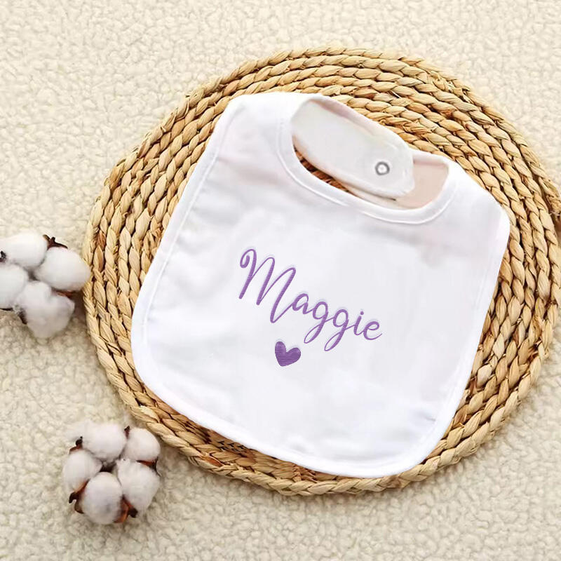 Bavaglino personalizzato con nome ricamato e motivo a cuori Regalo affettuoso per bambini