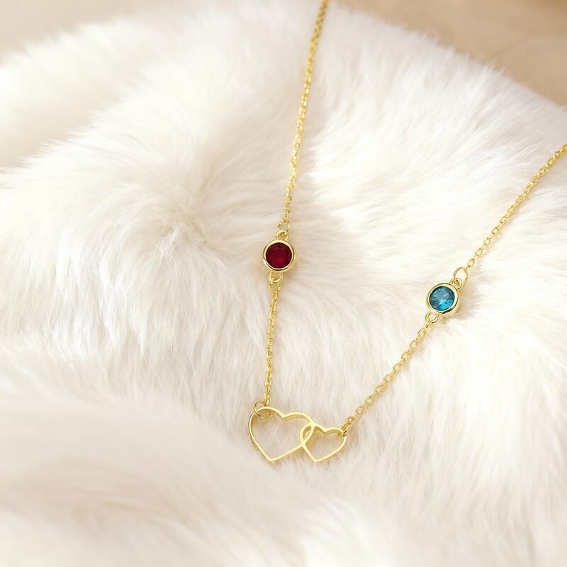 Piedras de nacimiento personalizadas con diseños en forma de corazón. Un dulce regalo para parejas.