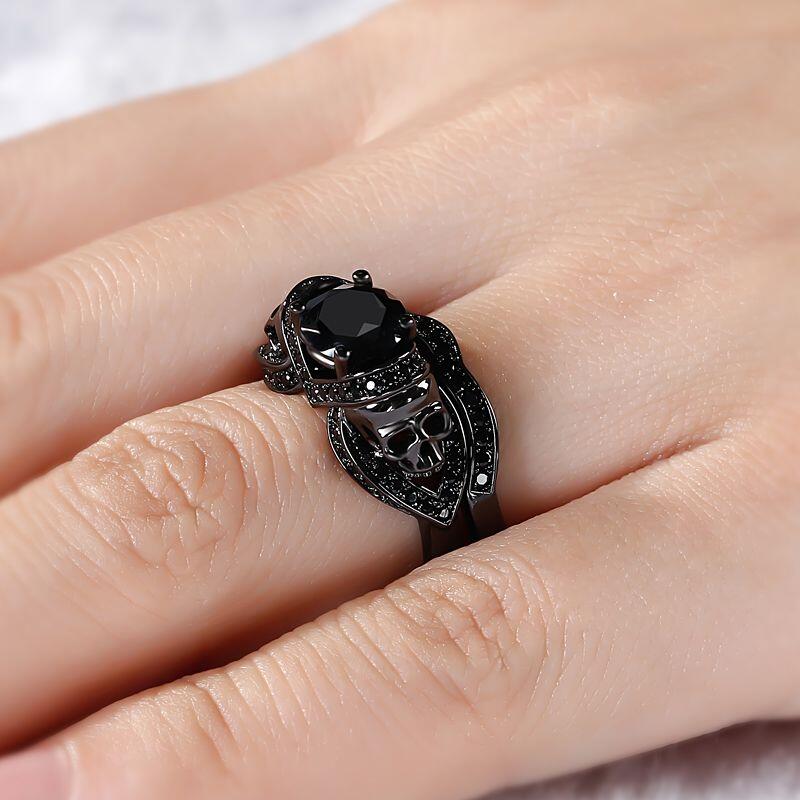 جوليا خاتم جمجمة بقطع دائري من الفضة الإسترليني أسود