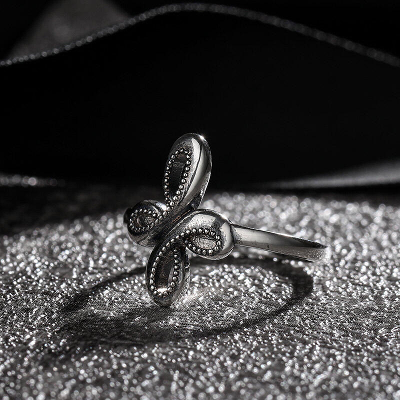 Jeulia Anillo en forma de cruz de cinta de plata de ley