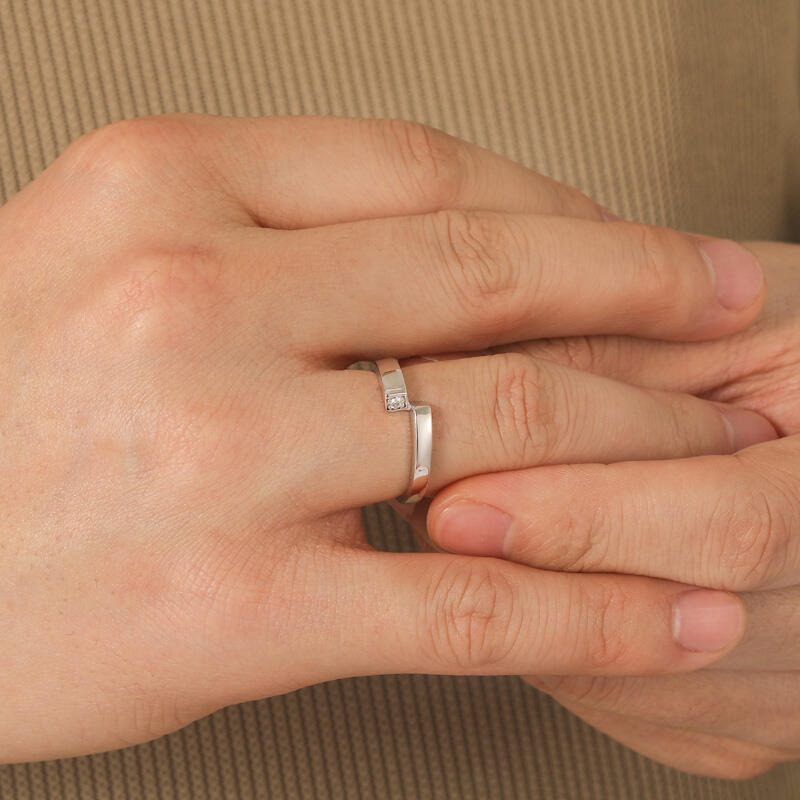 Jeulia Custom Men's Name Wedding Band with Side Bypass