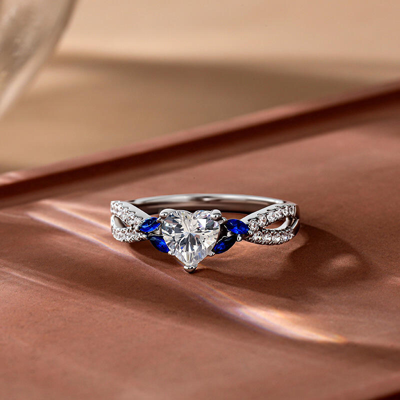 Jeulia Anillo de Compromiso Corazón Trenzado Personalizado con Piedra Lateral