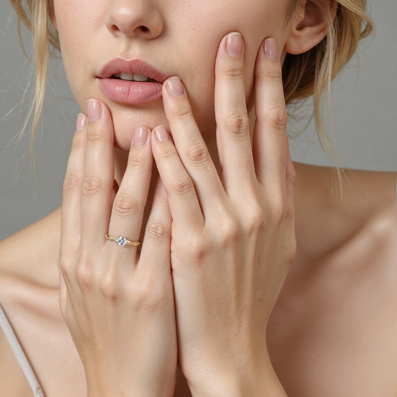 "Über Dich" Verlobungsring 0,5 ct Kissenschliff mit Seitensteinen