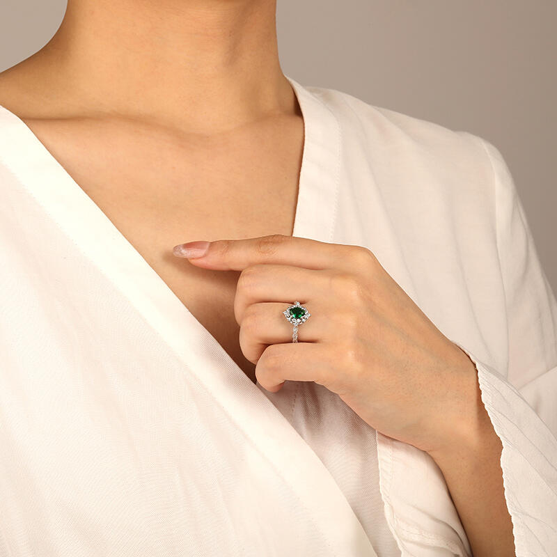 "Meine duftende Welt" Oval Schliff Halo Verlobungsring