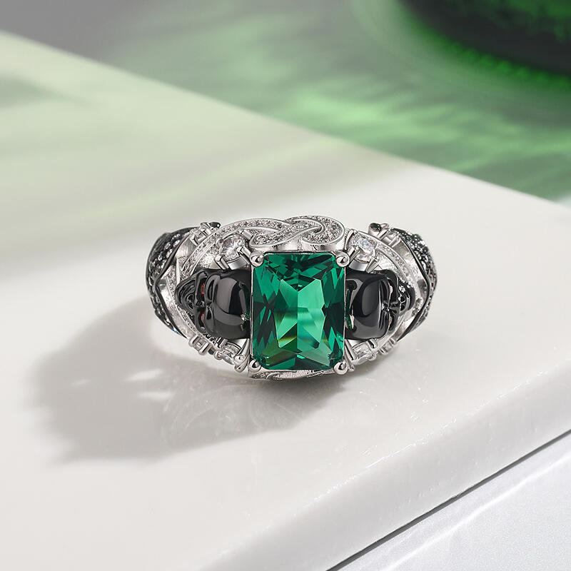 Jeulia Anillo de Plata de Ley Diseño Calavera y Mariposa con Corte Esmeralda