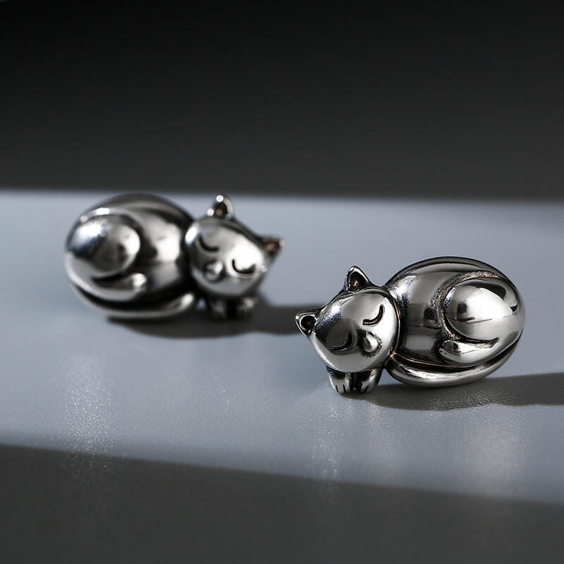 Jeulia Pendientes de botón de gatos de plata de ley