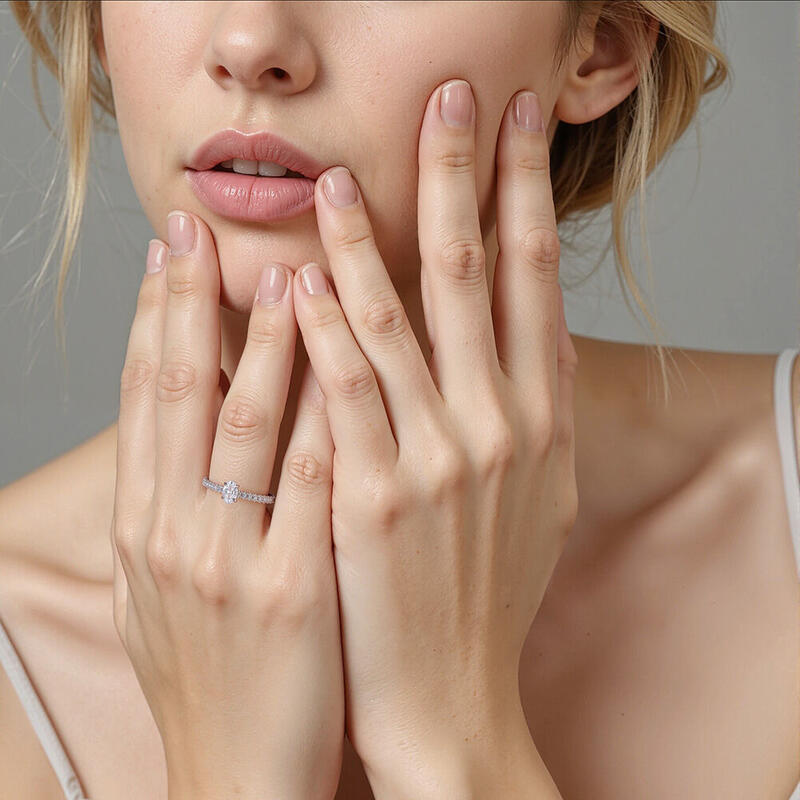 "Die Liebesnotiz" Verlobungsring 0,3 ct Ovalschliff mit Seitensteinen