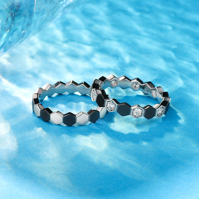 Jeulia Anillo pareja simple de compromiso de ley con diseño de fútbol blanco y negro