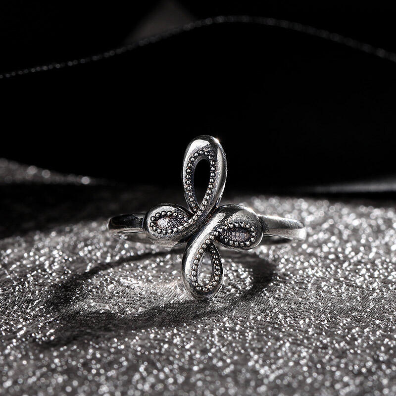 Jeulia Anillo en forma de cruz de cinta de plata de ley