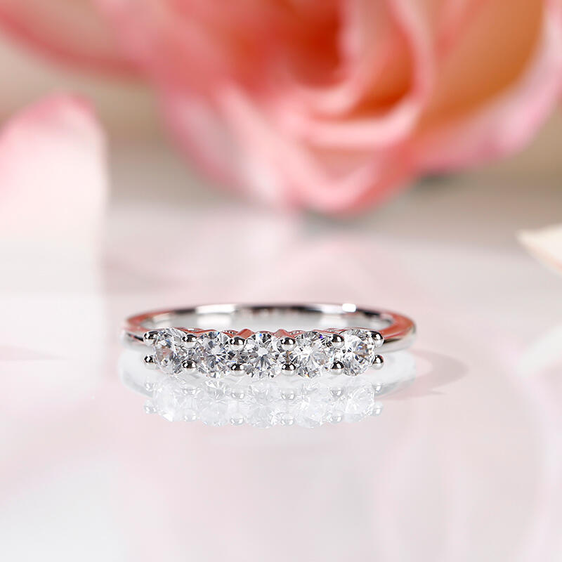 Jeulia Cinco Piedras Redondas Anillo  De 10K/14K/18K Oro Blanco