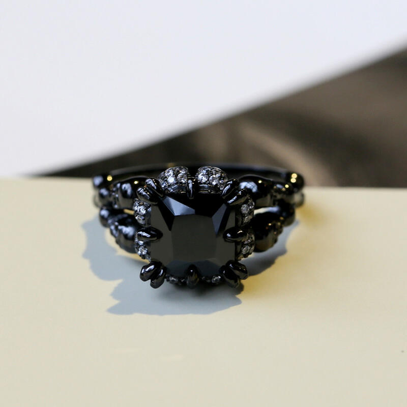 Jeulia Conjunto De Alianzas De Caravera Con Tono Negro De Talla Princesa En Plata De Ley