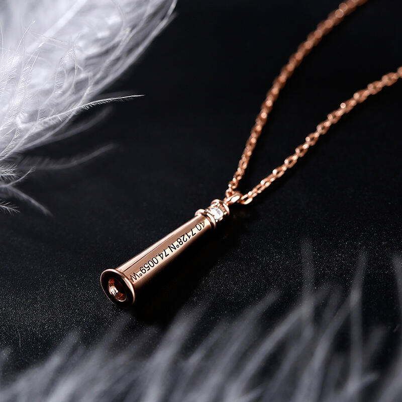 Jeulia "Luz de guía" Collar de plata esterlina personalizado de corte redondo con diseño de faro