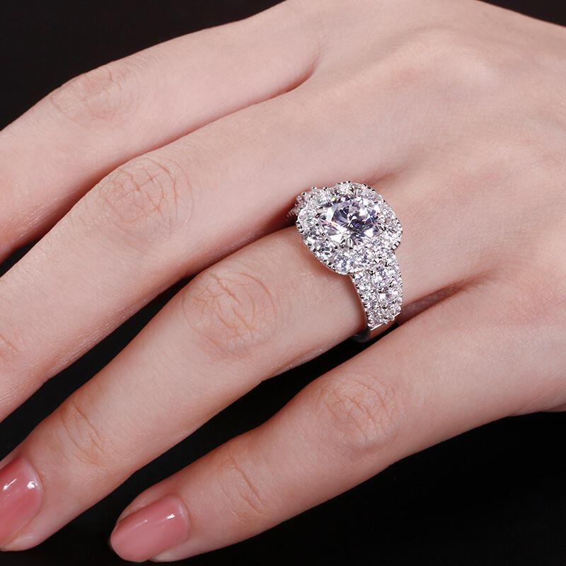 Pierścionek Srebrny z Okrągłym Szlifem Aureola