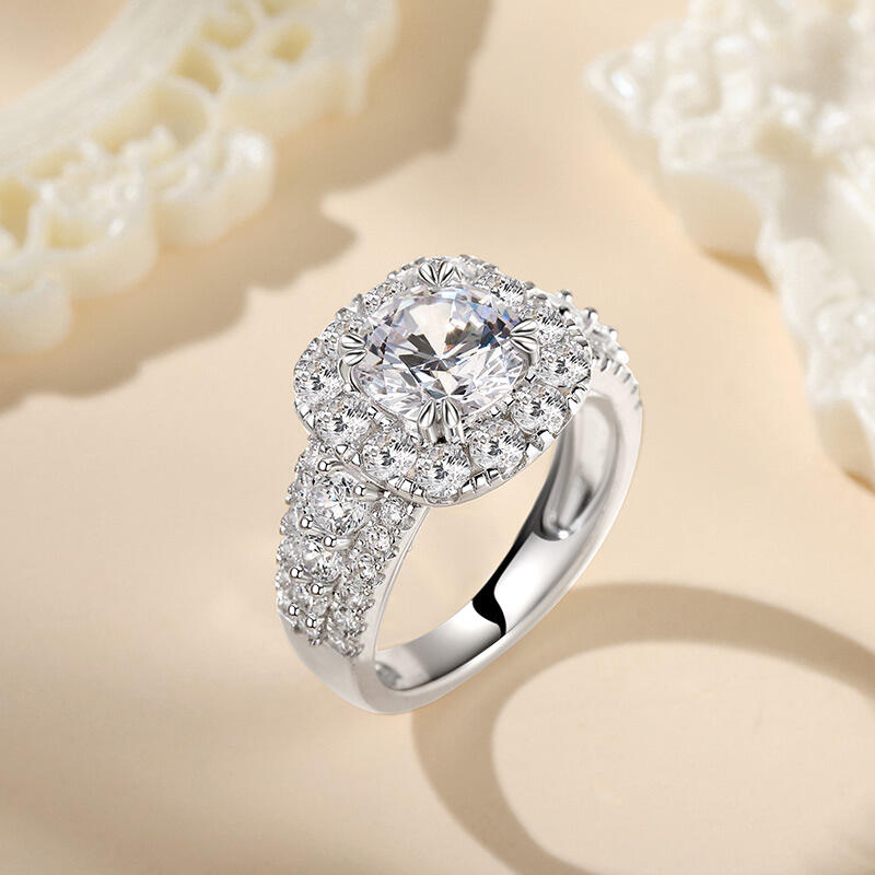 Pierścionek Srebrny z Okrągłym Szlifem Aureola