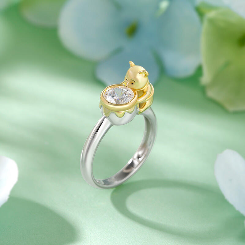 Jeulia Hug Me "Bear Holding Honey Pot" Round Cut Sterling Silver Ring