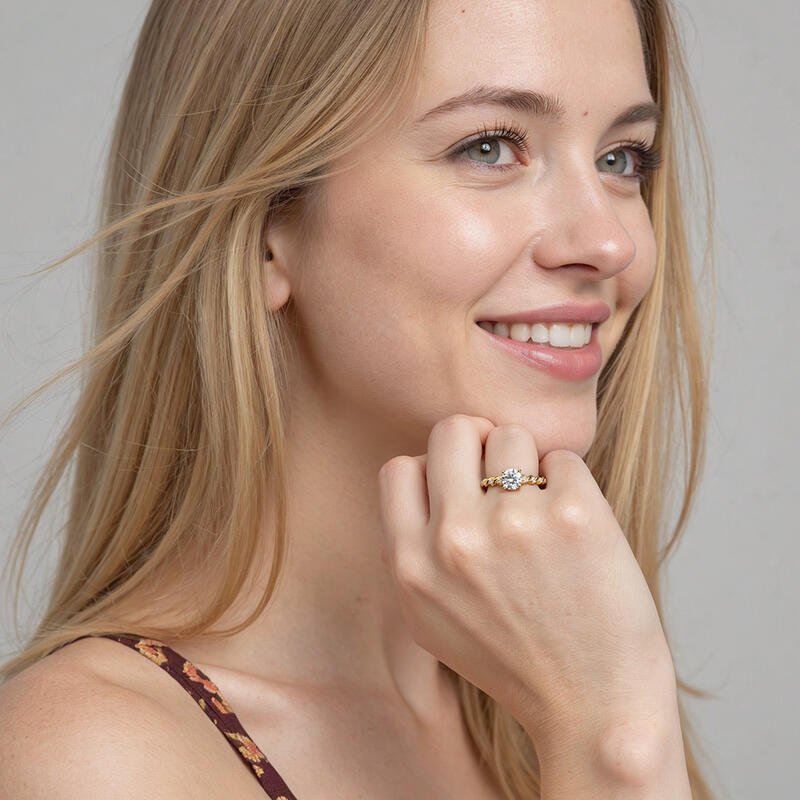 "Du bist meine Lebenslinie" Rundschliff Verlobungsring mit Nebensteinen