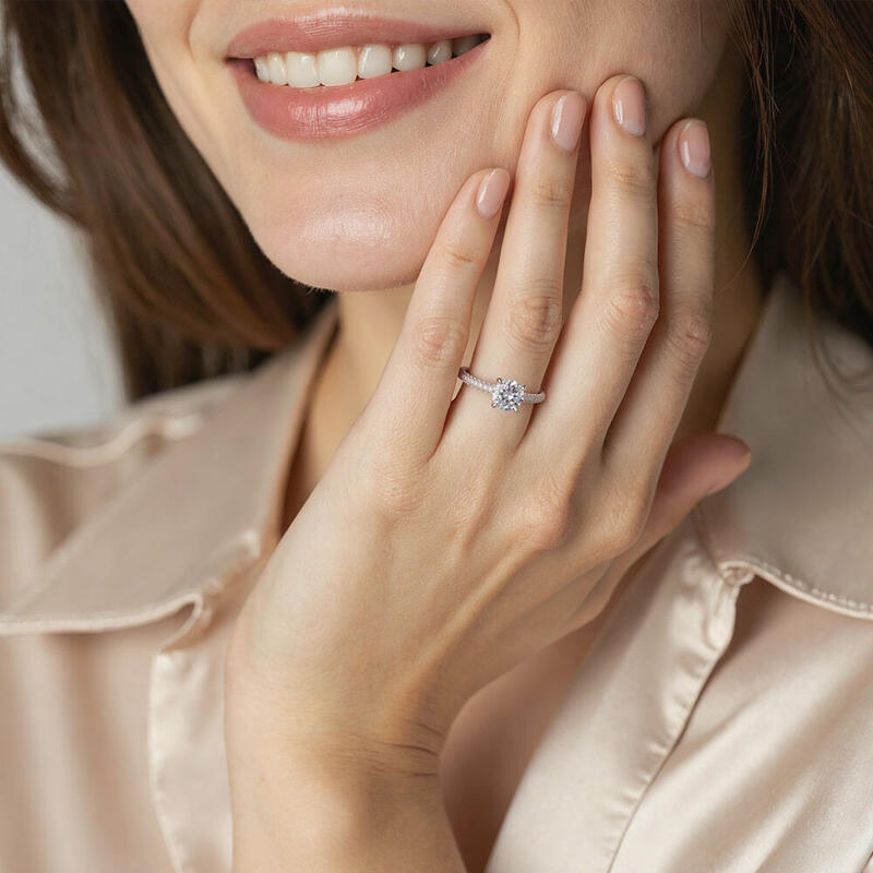 "Meine Schöne" 1 Karat Rund-Schliff Seitenstein-Verlobungsring