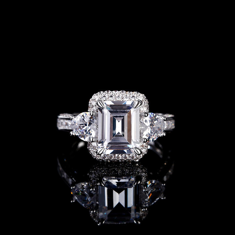 Jeulia Anillo de plata de ley de corte esmeralda con tres piedras de halo