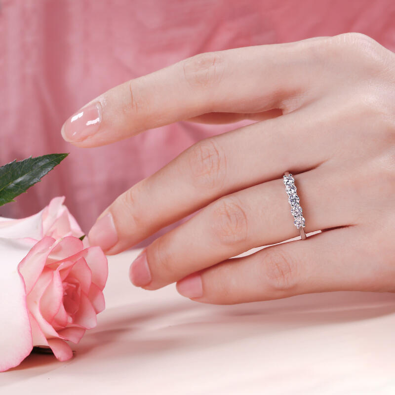 Jeulia Cinco Piedras Redondas Anillo  De 10K/14K/18K Oro Blanco