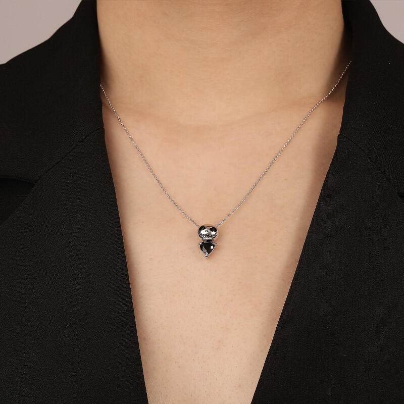 "Umarmung des Skeletts" Herzschliff Totenkopf Halskette