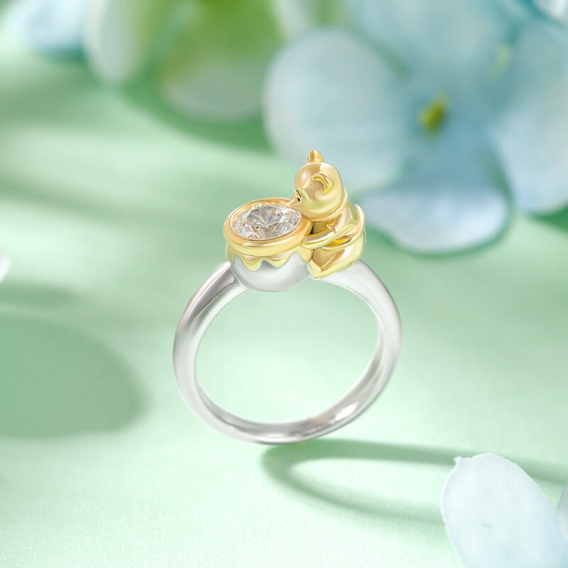 Jeulia Hug Me "Bear Holding Honey Pot" Round Cut Sterling Silver Ring