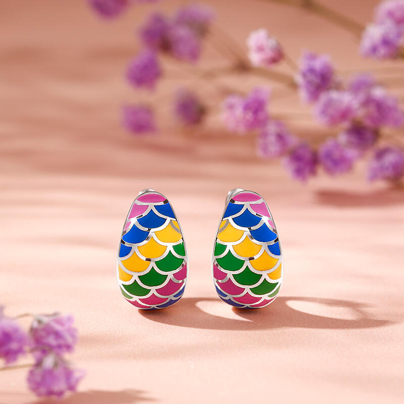 Jeulia Pendientes de patrón geométrico con esmalte multicolor de plata de ley