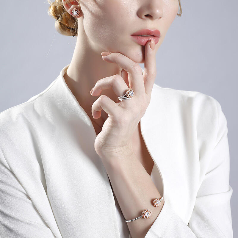 Jeulia Knot of Love Bangle