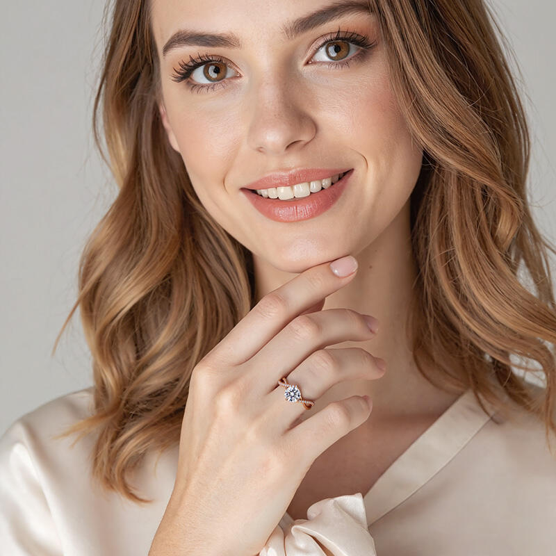 "Ich Werde Dich Über die Ewigkeit Hinaus Lieben" Verlobungsring 0,8 ct Rundschliff mit Seitensteinen