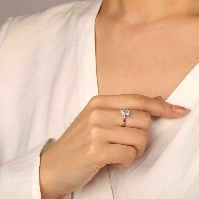 Jeulia Anillo de Compromiso de Plata de Ley con Solitario de Corte Esmeralda