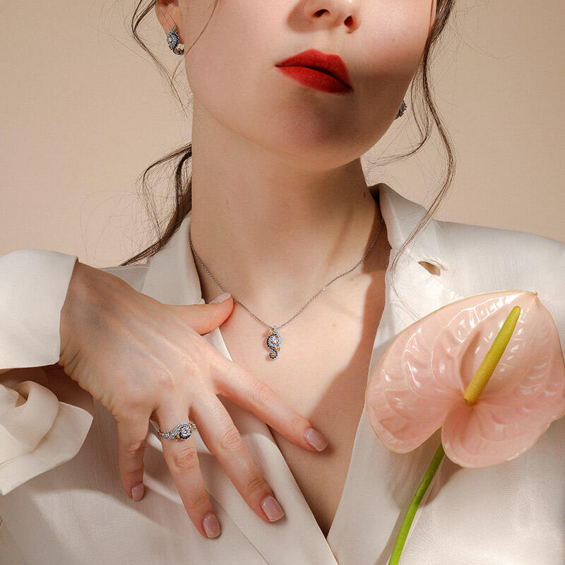 جوليا قلادة قطع دائري من الفضة الإسترليني "ليلة النجوم"