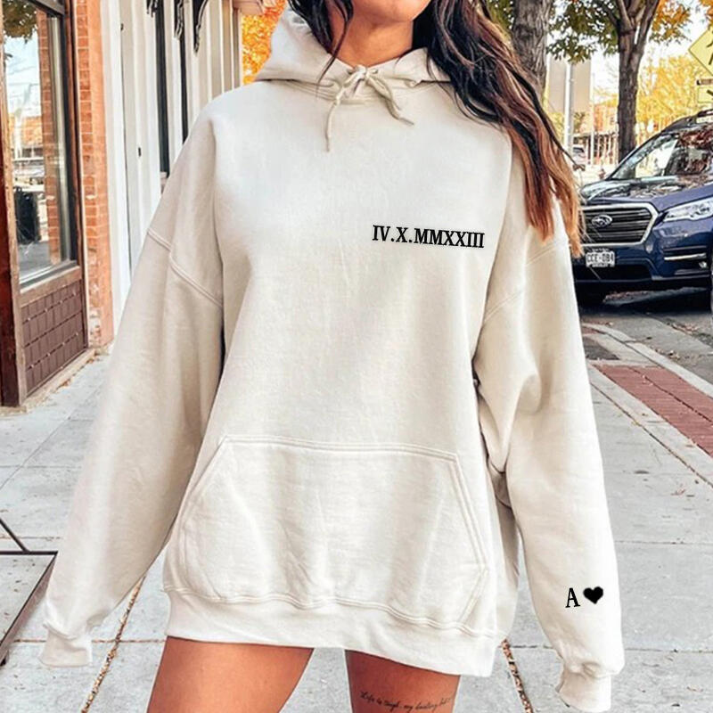 Sweat à capuche personnalisé avec date et initiale brodées en chiffres romains latéraux Parfait pour un anniversaire de couple