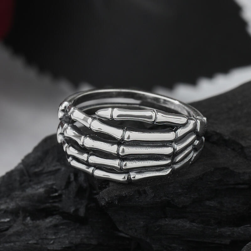 Jeulia Anillo con dedo esquelético estilo punk de plata