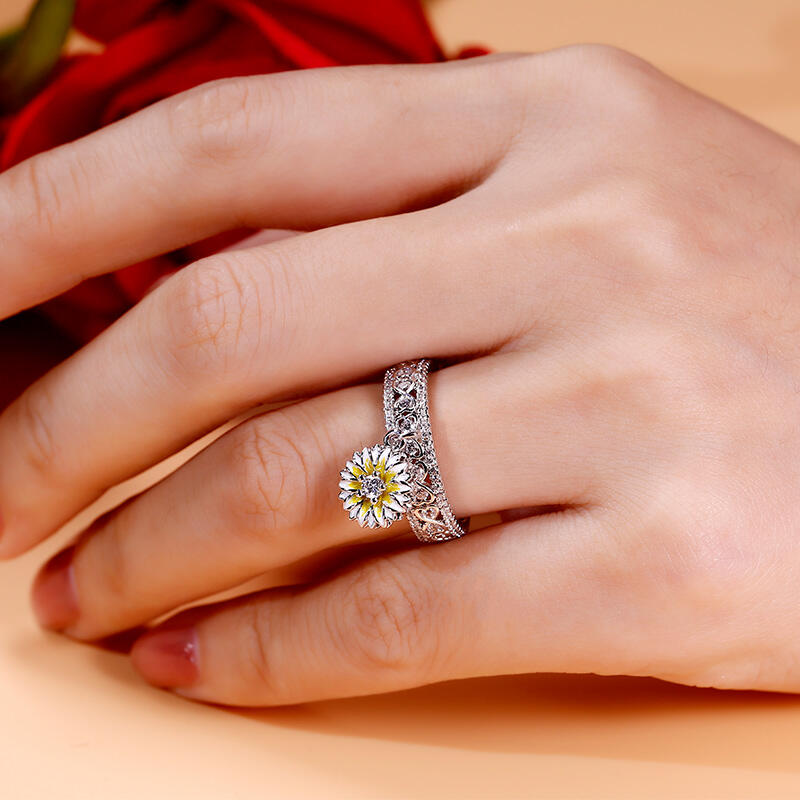 Jeulia "Margarita" Anillo de plata de ley con corte redondo torcido