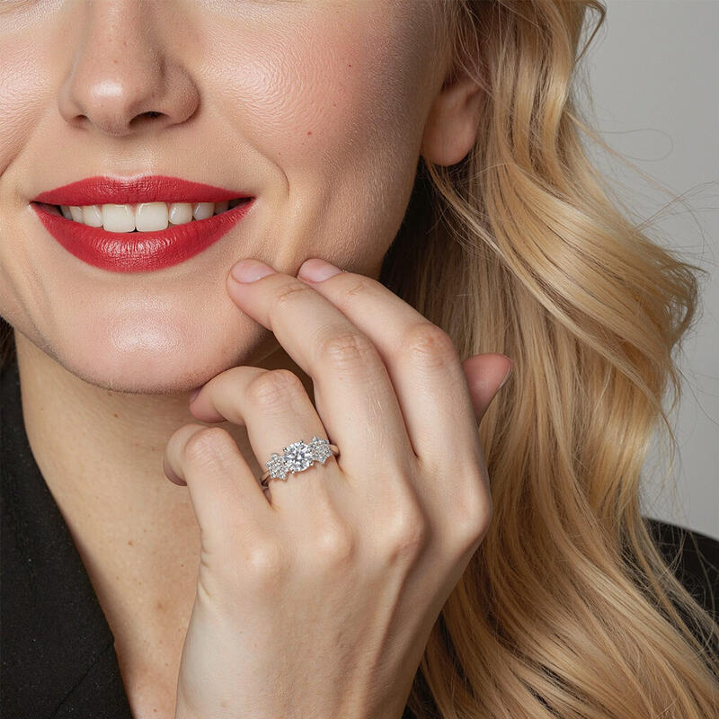 "Flüstern des Schnees" Rundschliff Verlobungsring mit Seitensteinen