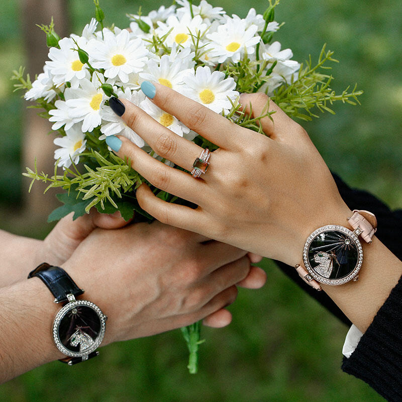 Jeulia "Wilde Schönheit" Leopard  Rosa Uhr Lederarmband mit schwarzem Zifferblatt